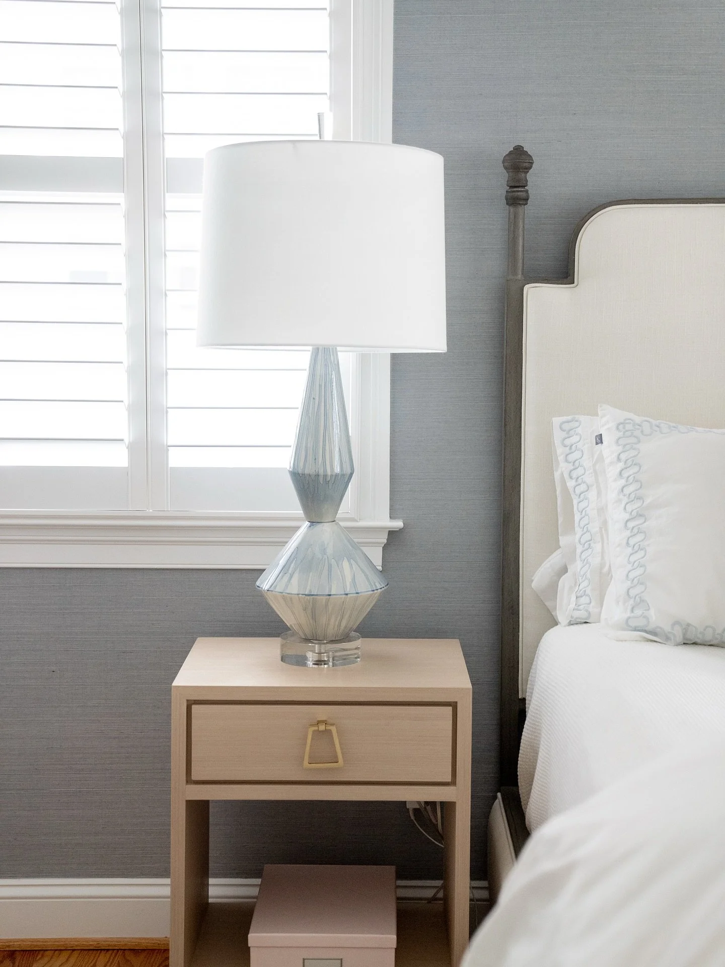 Soft blue, quiet luxury. The perfect accent lamp for a calm and collected bedroom retreat. 💙
&bull;
&bull;
#lornagrossinteriordesign #lornagross #interiordesign #livingroom #livingroominteriordesign