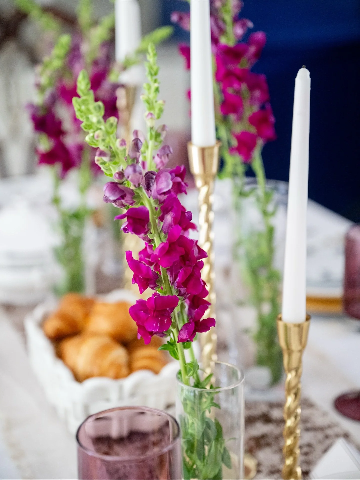 Planning your fall or holiday table? Start here. ✨
These autumn florals set the tone for a beautifully hosted season.
Find more tabletop ideas inside Entertaining By Design. Happy entertaining! or this one: Fall florals are officially having their mo