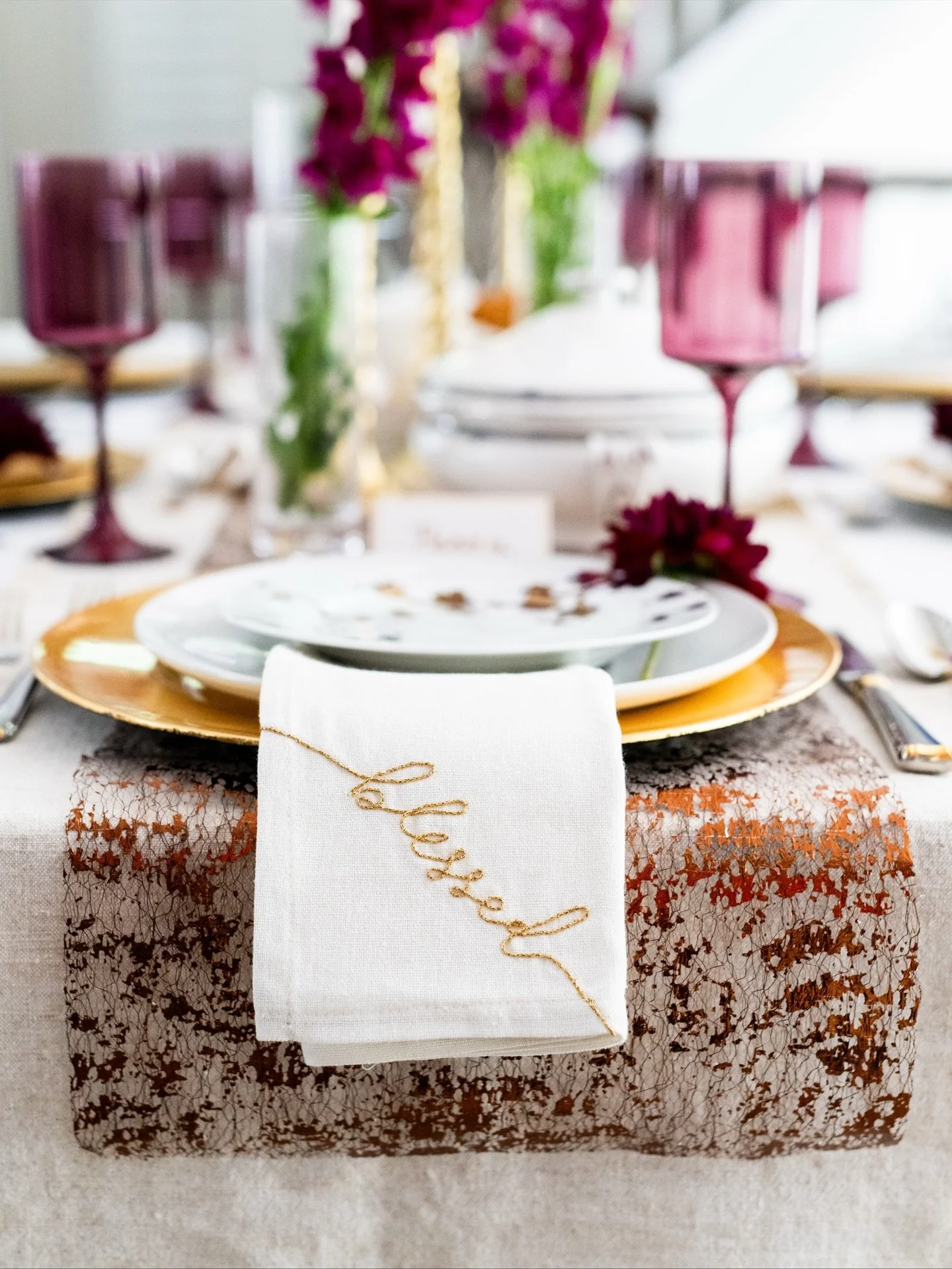 Gearing up for the holiday season ✨ From elegant napkins and statement napkin rings to personalized name cards, it&rsquo;s the little touches that make a table feel truly special. For more tablescape inspiration, explore Lorna&rsquo;s book &lsquo;Ent