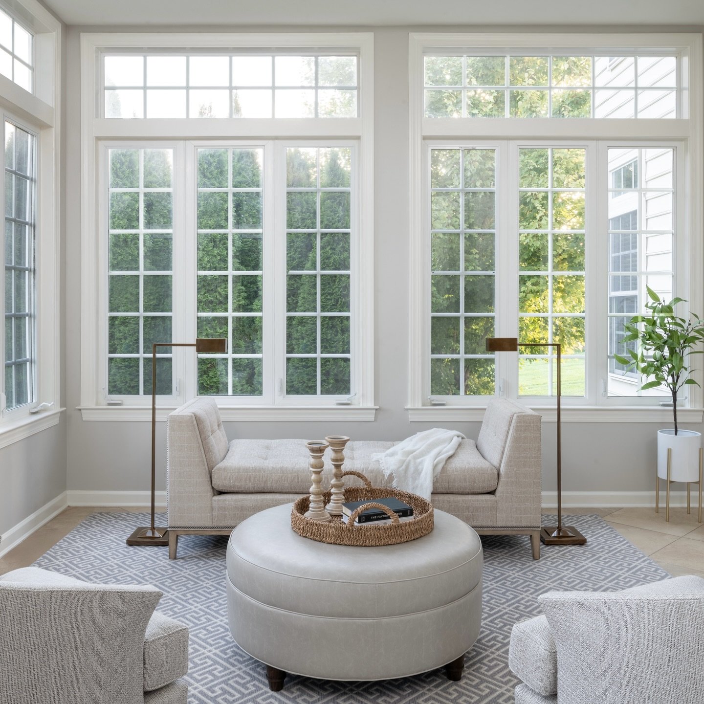 A sunroom meant for slow mornings and long afternoons. Quiet neutrals, tactile textures, and clean lines keep the sunroom serene, sophisticated, and endlessly inviting. 🌿✨

#lornagrossinteriordesign #lornagross #interiordesign #homeinteriors #homeex