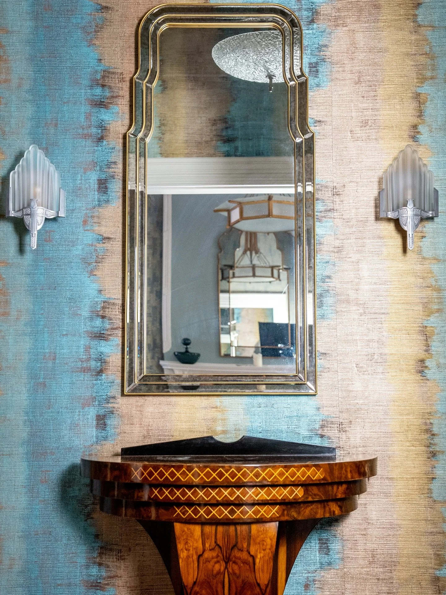 An Art Deco&ndash;inspired foyer that greets you with style and sophistication. A chic, unforgettable way to make an entrance.
&bull;
&bull;
#lornagrossinteriordesign #interiordesign #LornaGrossDesigns #artdeco #foyerdesigns