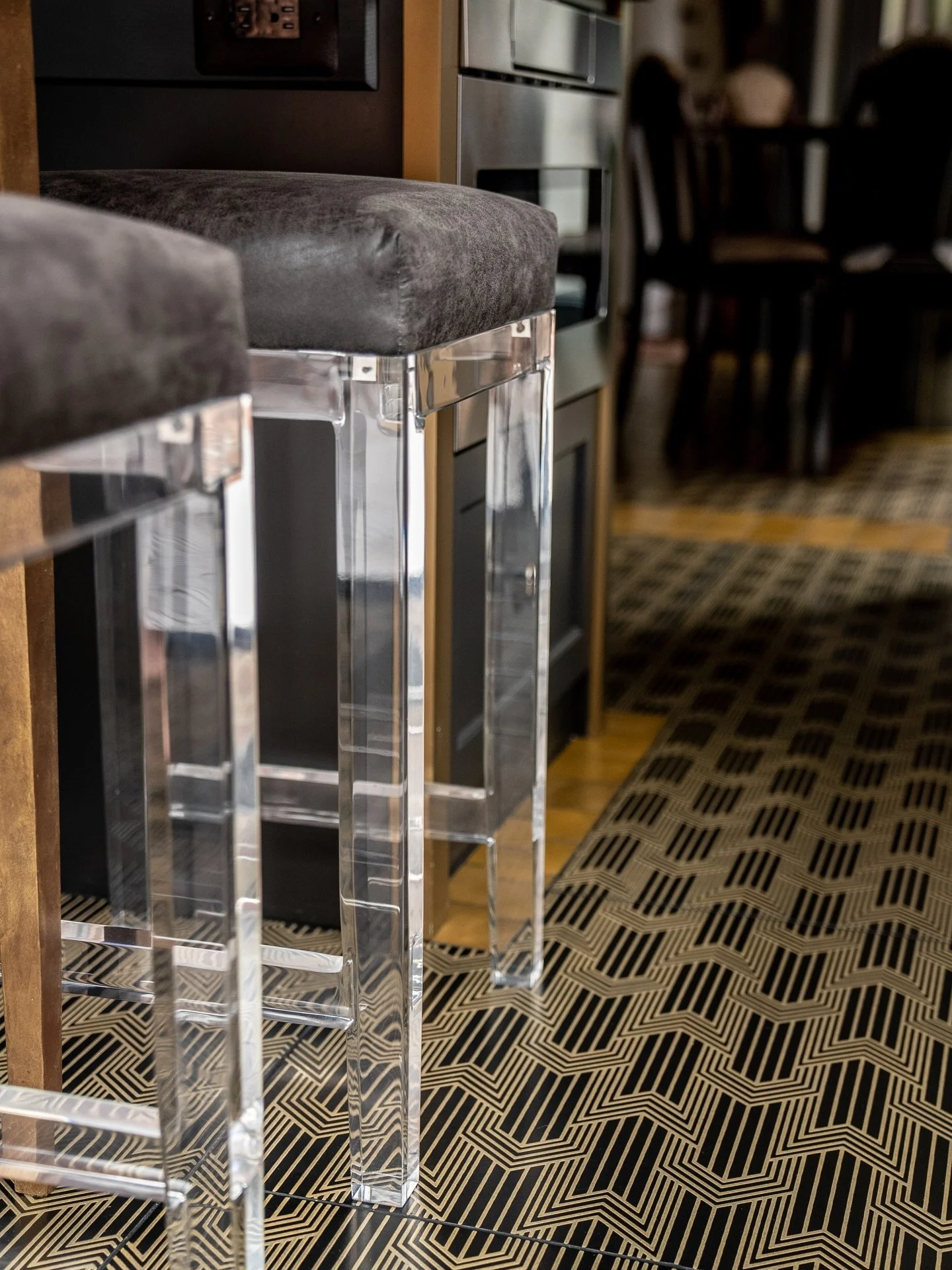 At Lorna Gross Interior Design, we believe it&rsquo;s the details that define true elegance. This custom Art Deco&ndash;inspired flooring, bordered with a metallic bronze porcelain tile by Ann Sacks, brings a refined, upscale finish to this kitchen d
