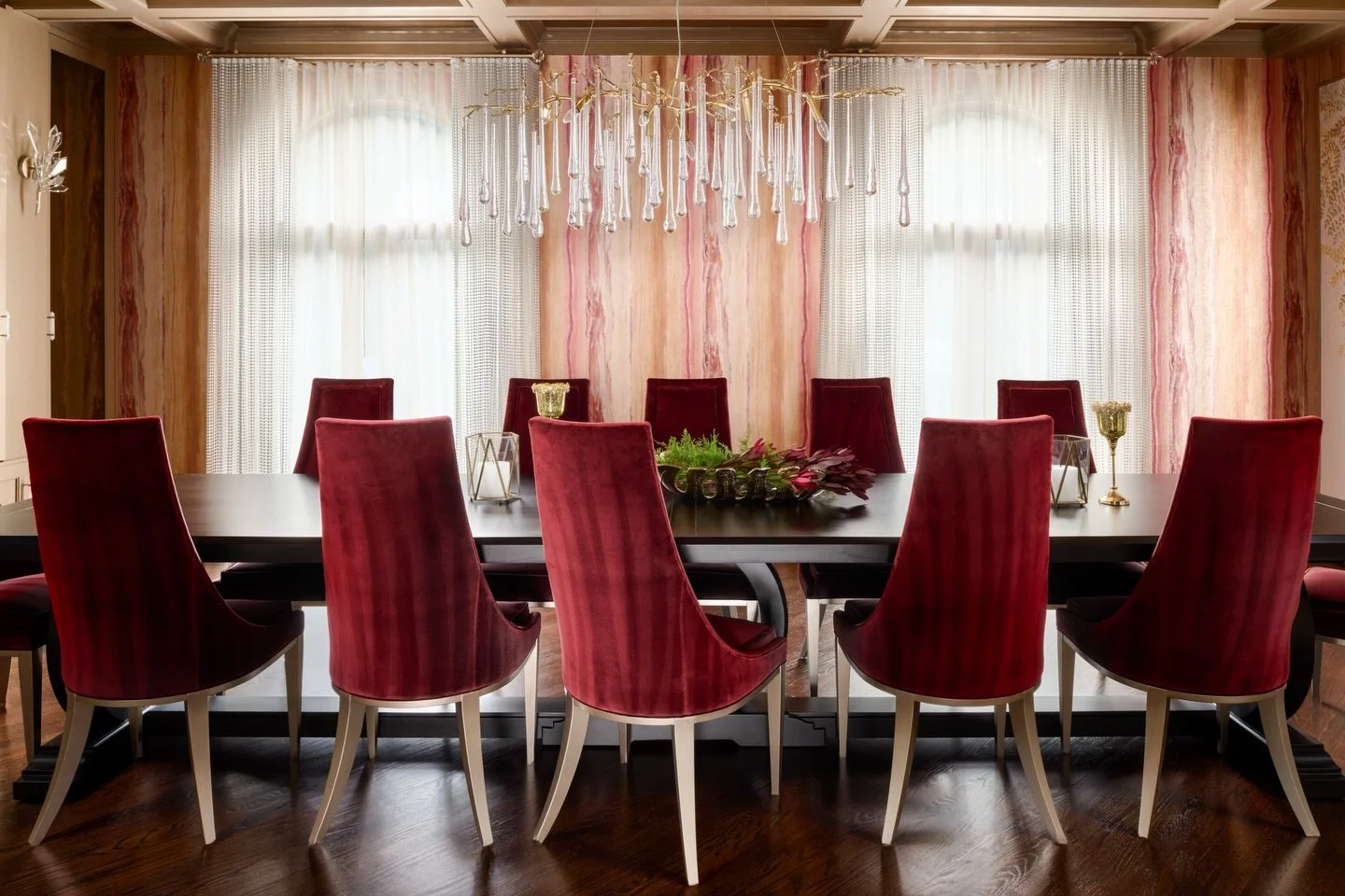 Holiday entertaining hits different when the design sets the tone. ✨ Rich velvet, sculptural lighting, and a table built for twelve, this is how you host with intention.

#LornaGrossDesigns #dingroom#lornagrossinteriordesign