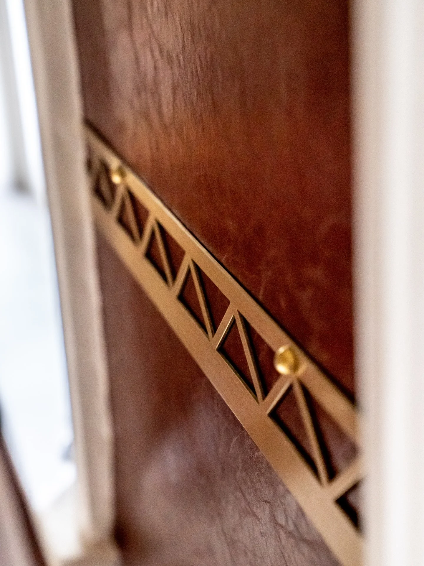 Cognac texture + metallic accents = instant elevation.
A touch of metal wall d&eacute;cor adds dimension, contrast, and that quiet luxury glow every space deserves. ✨

#lornagrossinteriordesign #lornagross #golddetails #walld&eacute;cor