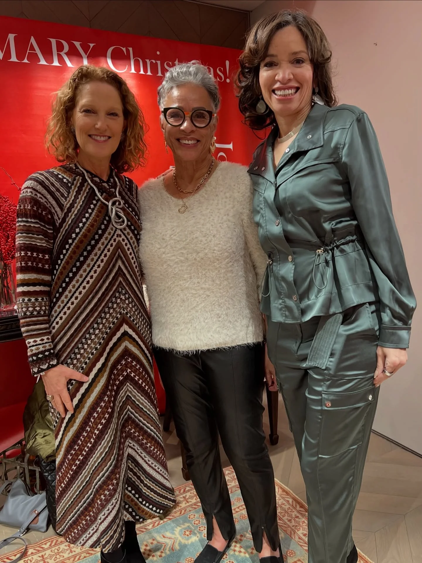 So wonderful hanging out at the @washingtondesigncenter for the annual holiday fete benefitting @Children&rsquo;s National Medical Center. Great to see friends from the design industry ❤️

#lornagrossinteriordesign #lornagross#holidayseason #livingro