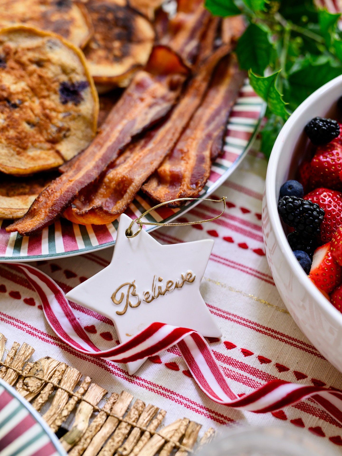 Set the tone for unforgettable holiday gatherings with festive florals, ornaments, and thoughtful ribbon accents✨🎄For more inspiration on entertaining beautifully, discover Lorna&rsquo;s &lsquo;Entertaining by Design.&rsquo; Link in bio.

#LornaGros