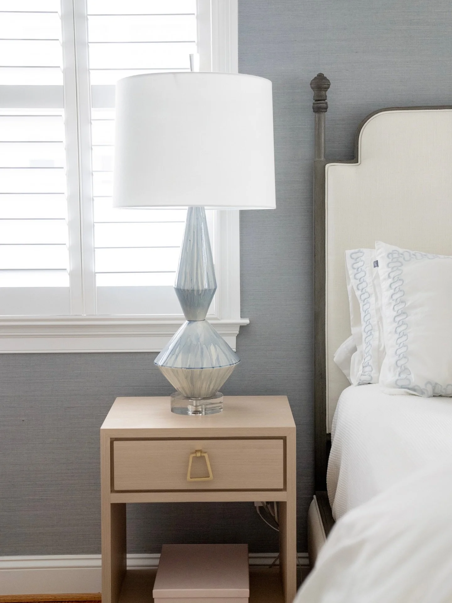 The perfect silhouette&mdash;this lamp serves as a natural accent for this bedside table. Soft, neutral tones throughout the space invite calm and comfort as you wind down.🩶

#lornagrossinteriordesign #lornagross #NeutralPalette #bedroominteriordesi