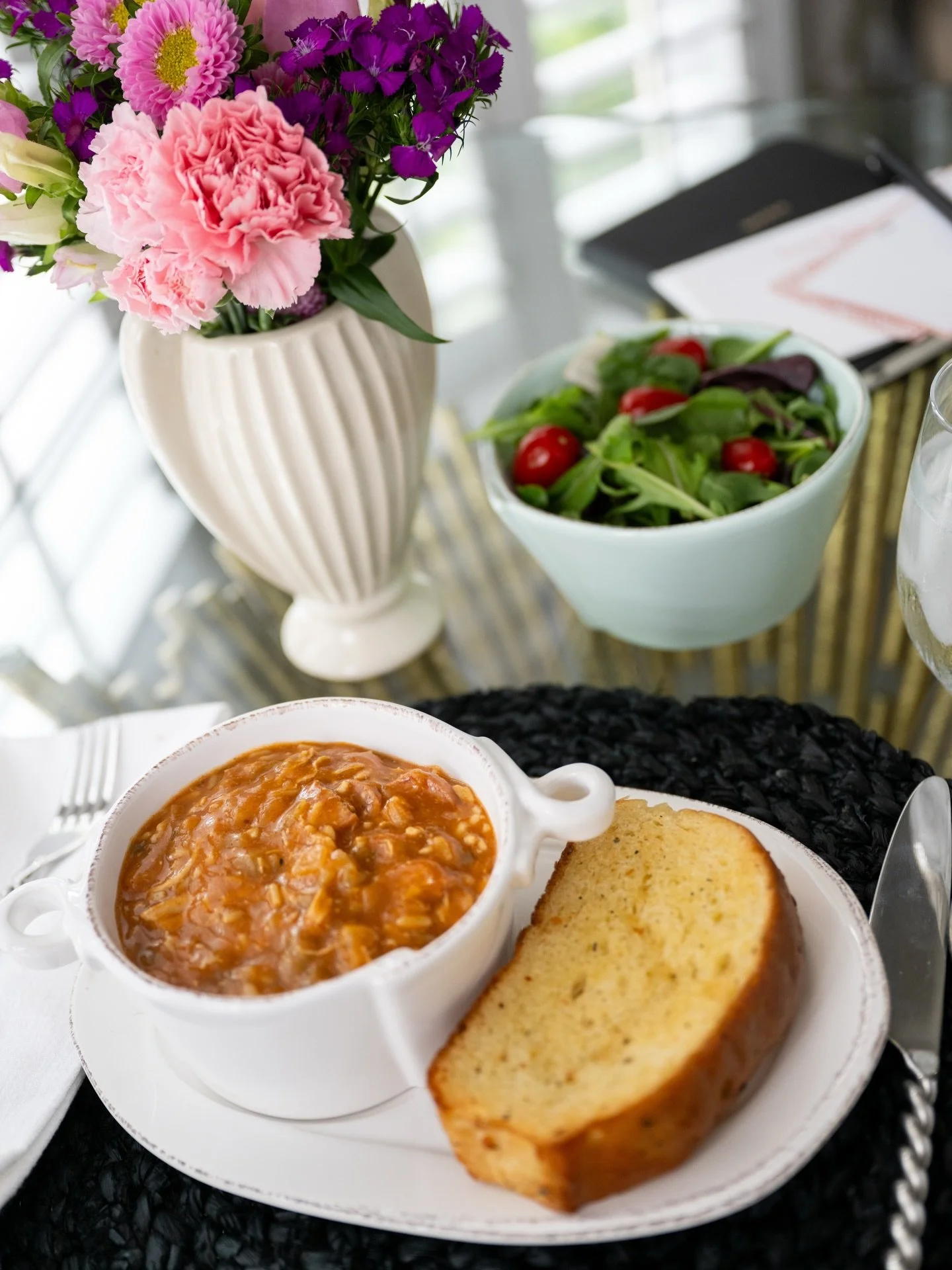 Don&rsquo;t you love a solo dinner date? Petite ramekins and a colorful bouquet can make dining feel a little more special.💐 Link to purchase book in bio!

#lornagross #lornagrossinteriordesign #entertainingbydesign #tabletopdesigns