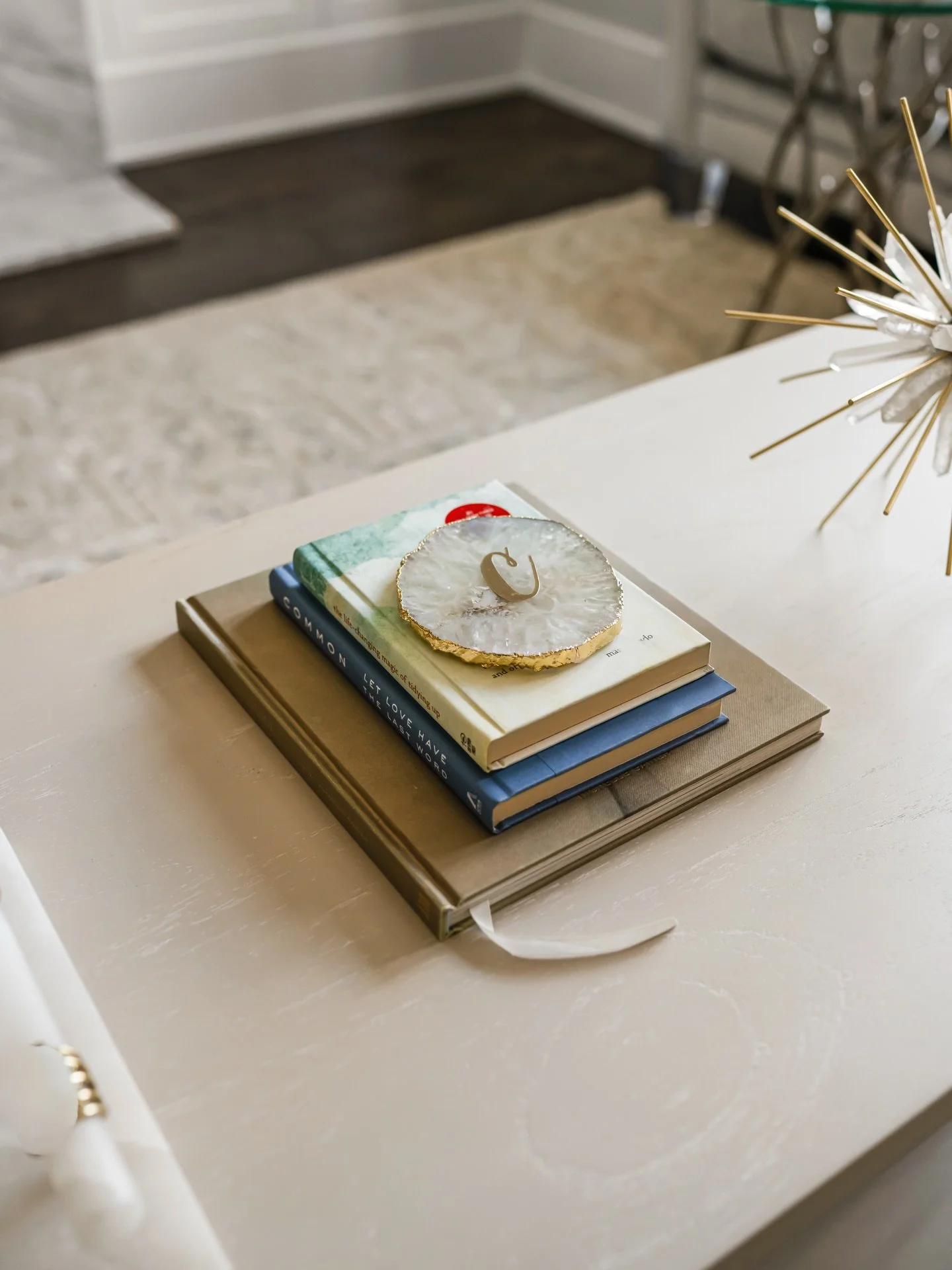 Want to elevate your coffee table? Start with stacked books, then layer in a sculptural or statement piece. The result: added dimension, personality, and a polished finish. ✨

Photography provided by Tori Sikkema Photography @torisikkemaphotography 
