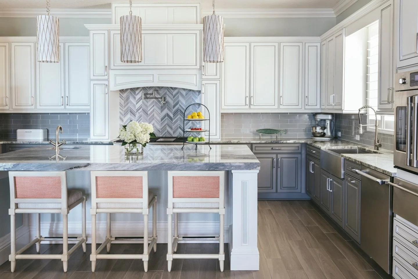 This kitchen is light-filled and quietly luxurious&mdash;soft neutrals meet carefully-placed colorful accents to add a fresh seasonal lift to the space.✨

#lornagrossinteriordesign #lornagross #kitchendesigns #InteriorInspo