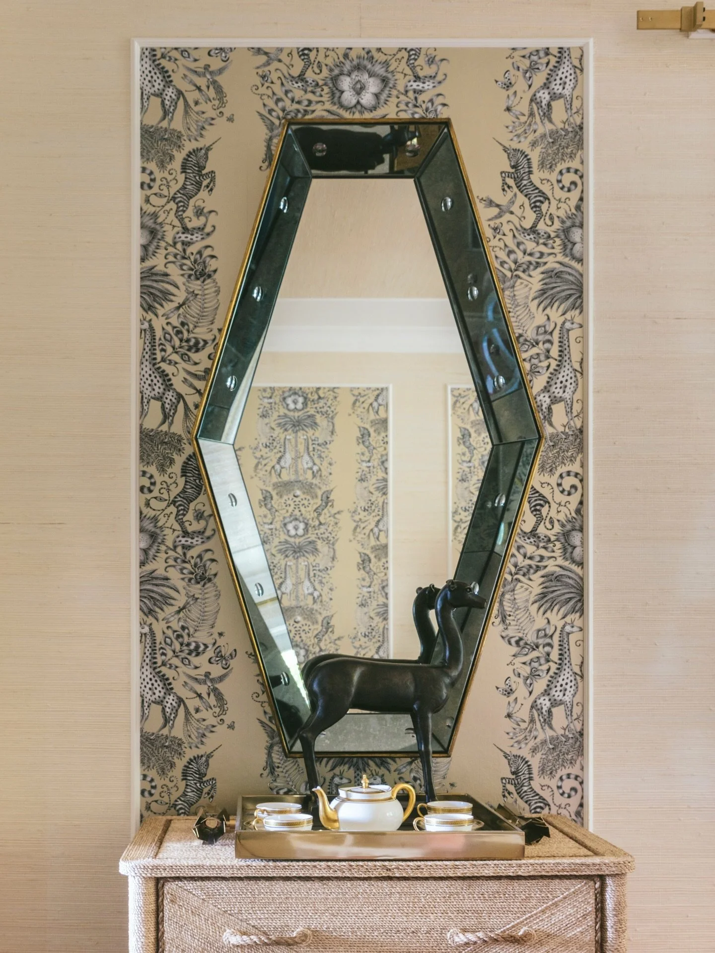 Wallpaper + mirror = instant drama and depth ✨

#lornagrossinteriordesign #lornagross #interiordesigntrends2026 #interi&oslash;rinspo