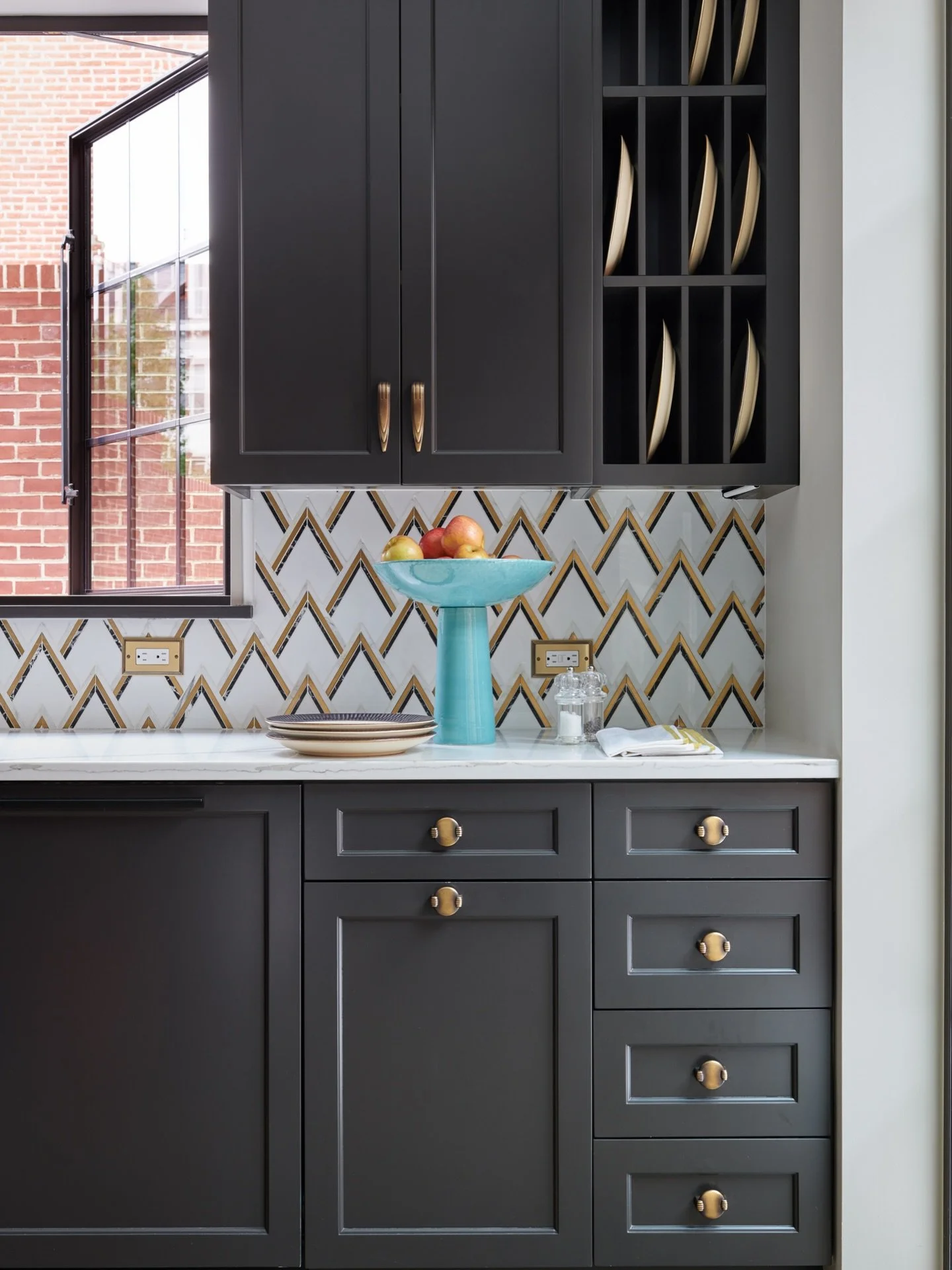 Art Deco, reimagined.💠
Where geometry meets glamour&mdash;this custom backsplash adds movement, while warm metallic hardware polishes off the moody cabinetry.
Design tip: Balance bold patterns with timeless finishes to keep the look elevated, not ov