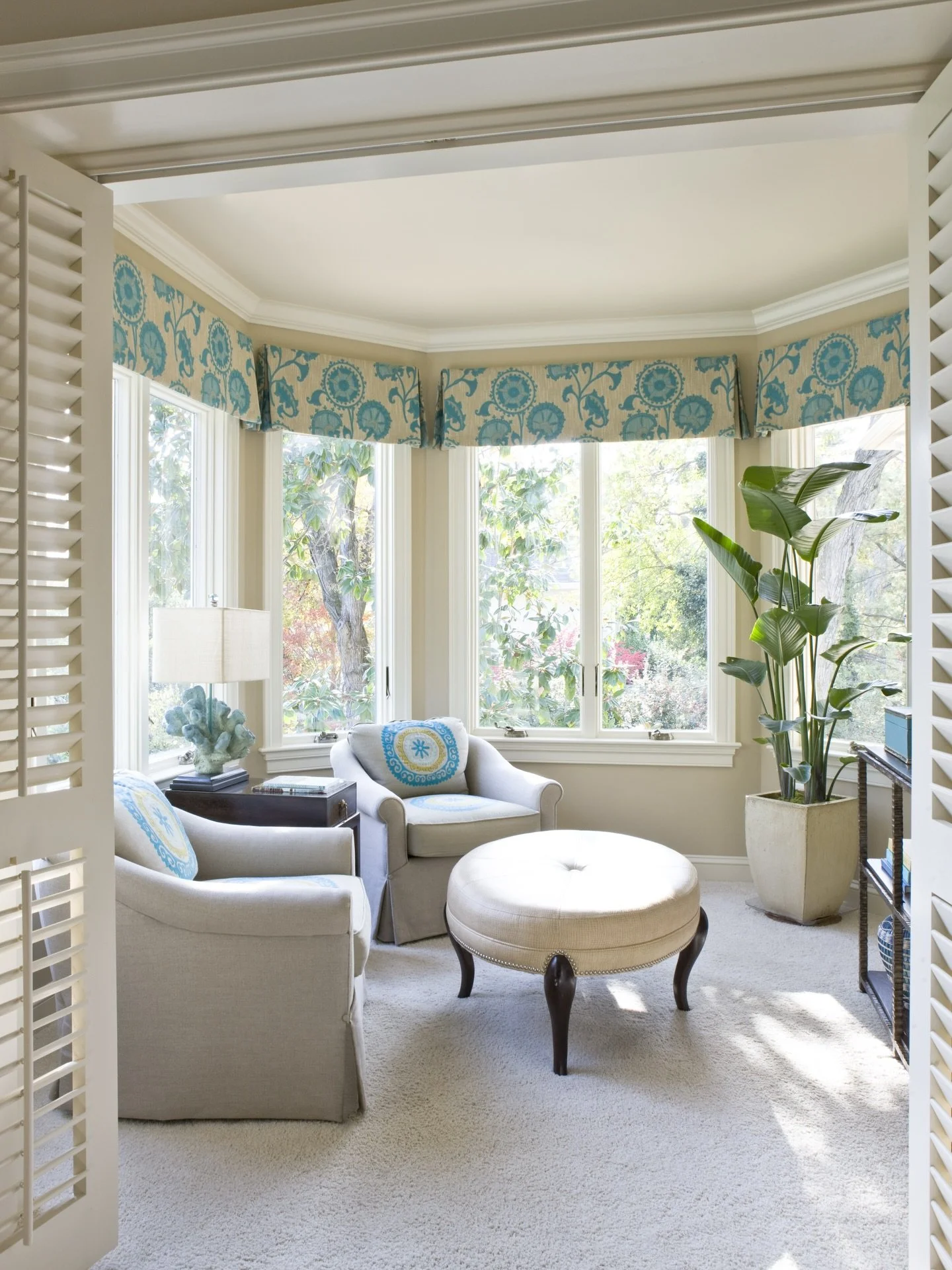 We designed this sunroom to blend soft neutrals with a striking pop of blue&mdash;creating a space that feels both serene and effortlessly inviting. ✨

#lornagross #lornagrossinteriordesign #homedesigntips #springtrends #livingroomdesigns