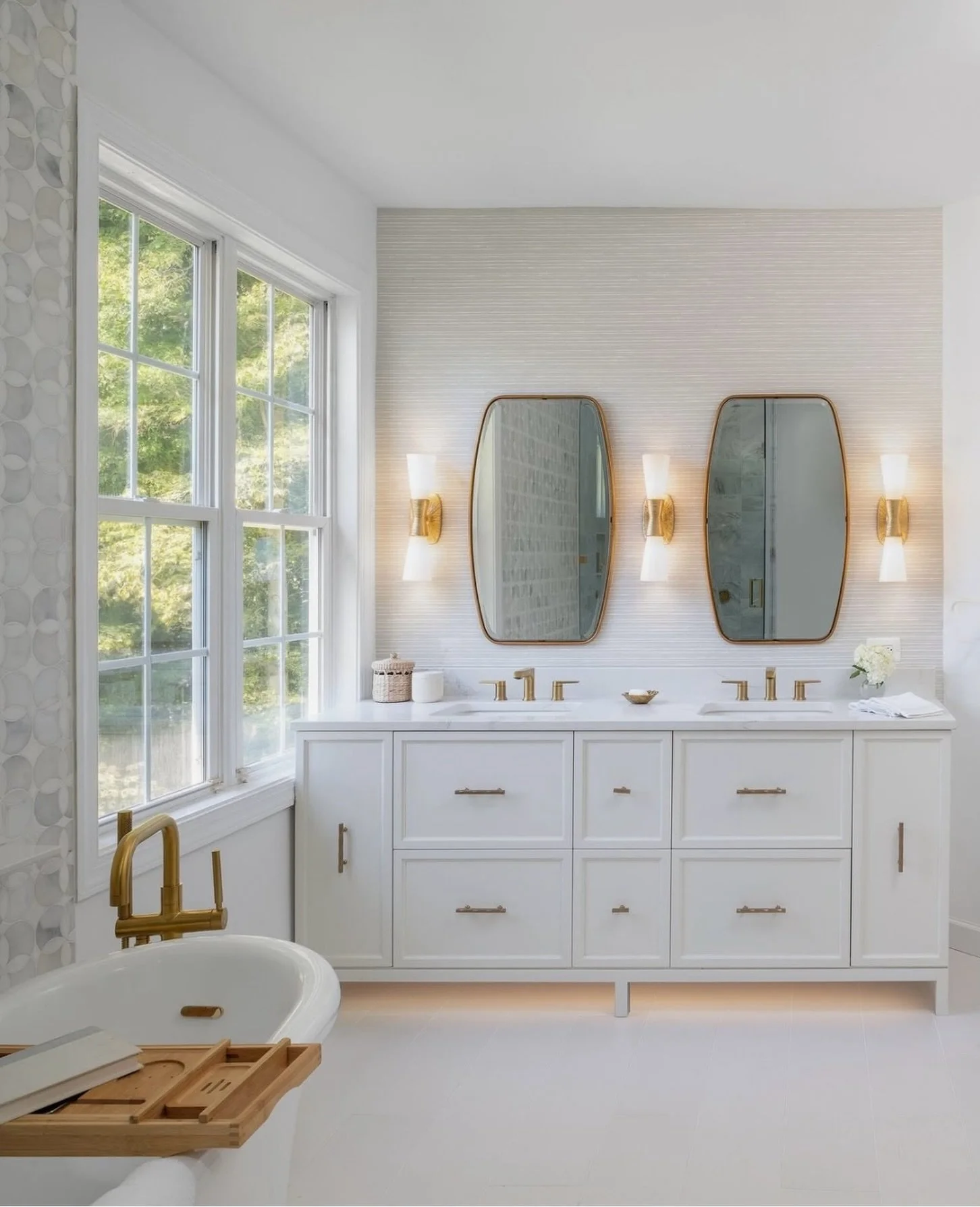 Bathed in natural brightness and accented by a delicate glow, this marble bathroom is designed to transform everyday routines into moments of calm. 🤍✨

#lornagrossinteriordesign #lornagross #HomeInstallation #interiordesigninspo#bathroomdecor
