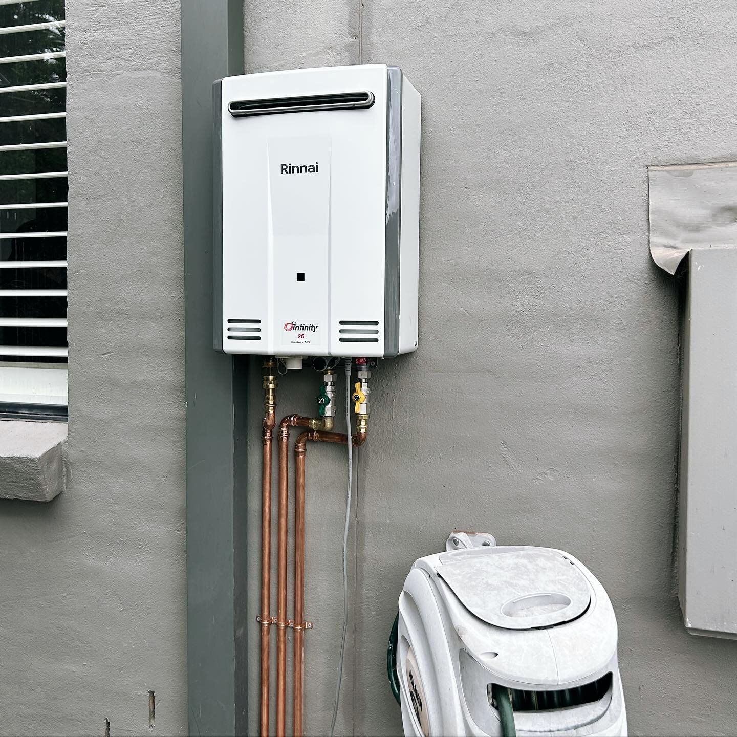 We love these @rinnai_au continuous flow heaters. 
This hot water system upgrade and relocation from an internal electric storage tank to an energy efficient, never ending supply of hot water, looks as good as it sounds 👌🏻👌🏻

SWIPE 👉🏻 to see be
