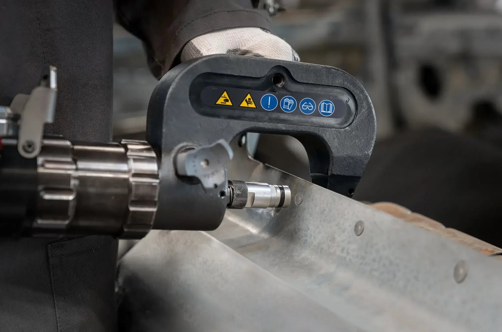 Man showing how to use GYSPRESS 10 T RIvet Gun