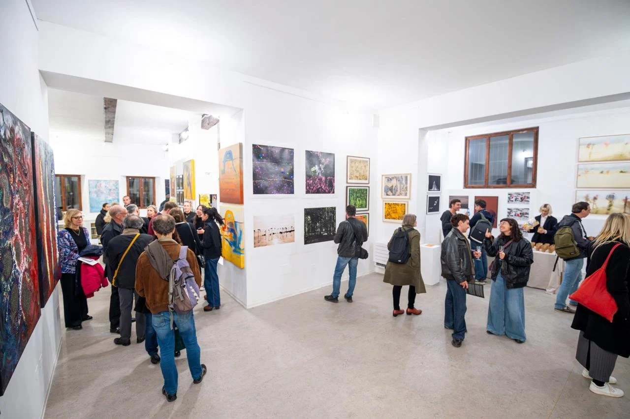 Art passionates, amateurs and collectionneurs in a gallery during the biennale in Venise, Italy, in November 2024