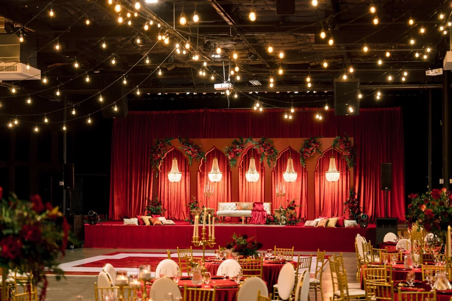 𝐵𝑒𝑛𝑒𝑎𝑡ℎ 𝑡ℎ𝑒 𝑟𝑎𝑑𝑖𝑎𝑛𝑡 𝑔𝑙𝑜𝑤 𝑜𝑓 𝐽𝑎𝑔𝑜 𝑙𝑖𝑔ℎ𝑡𝑠，𝑙𝑜𝑣𝑒 𝑠ℎ𝑖𝑛𝑒𝑠 𝑡𝑖𝑚𝑒𝑙𝑒𝑠𝑠 𝑖𝑛 𝑠ℎ𝑎𝑑𝑒𝑠 𝑜𝑓 𝑟𝑒𝑑 
.
.
.
Groom: @arindbrar 
Event Planning: @planned.2.perfection @jaypegany 
Event Design, Styling &amp; Rentals: 