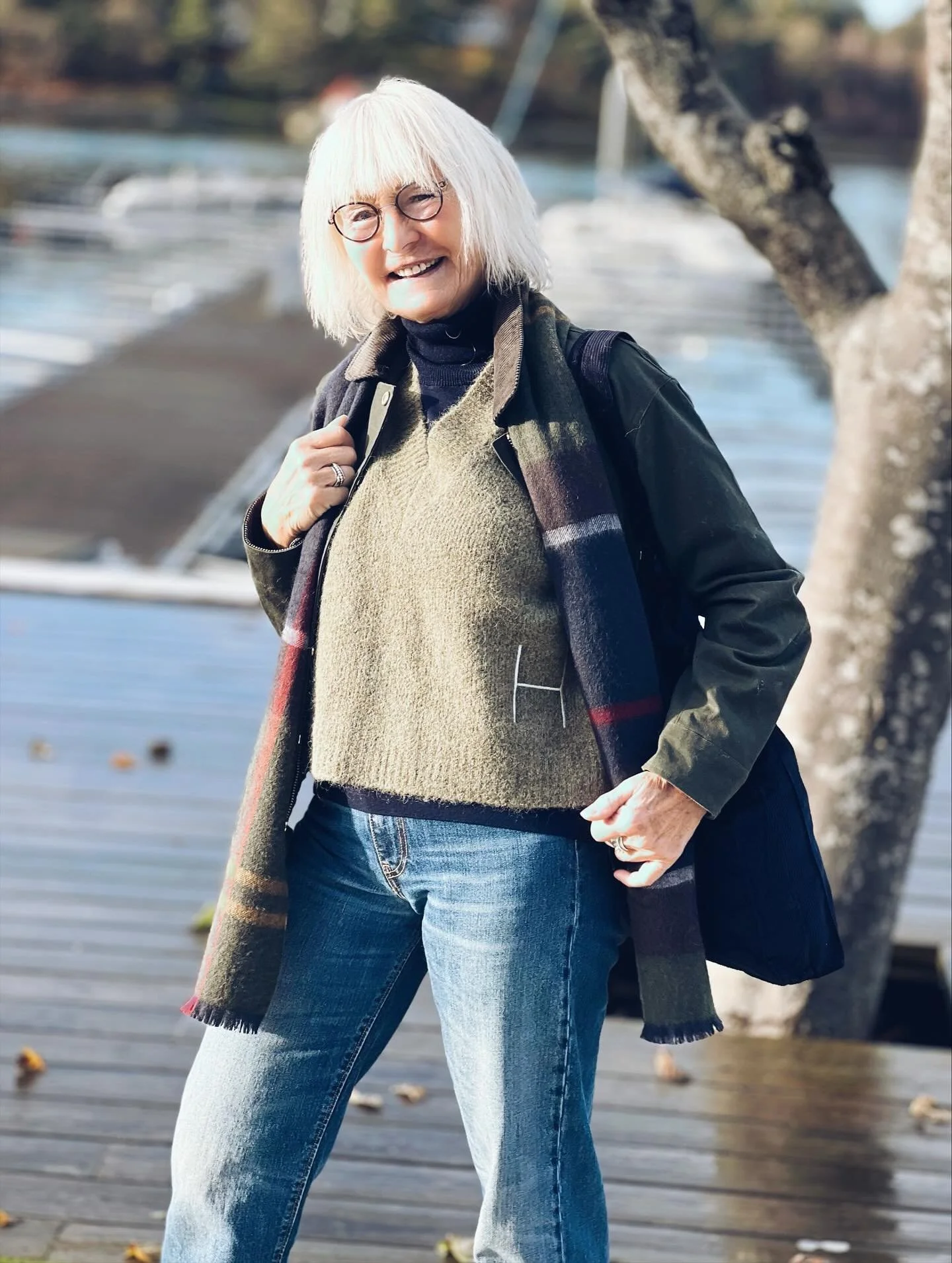 Snygga vaxade jackan fr&aring;n @hunterboots matchar vi med v&auml;st fr&aring;n @heest.no och givetvis halsduk fr&aring;n @barbour 
S&ouml;ndags&ouml;ppet:
11-16
V&auml;lkomna!