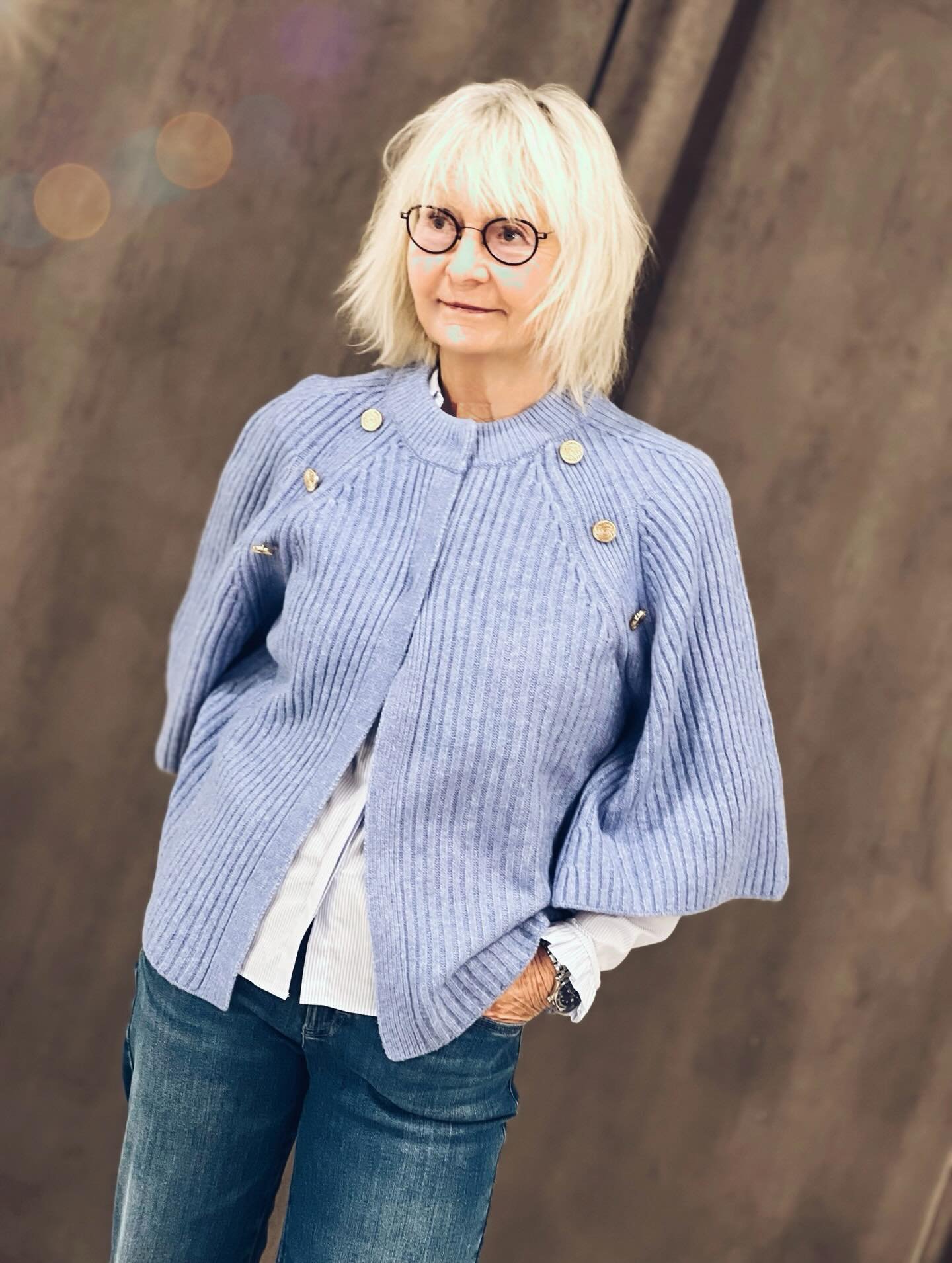 Nyheter fr&aring;n @continuecph 
Denna bl&aring; kofta finns &auml;ven i fin chokladbrun 

Pris: 999:- 

V&auml;lkomna! ❄️