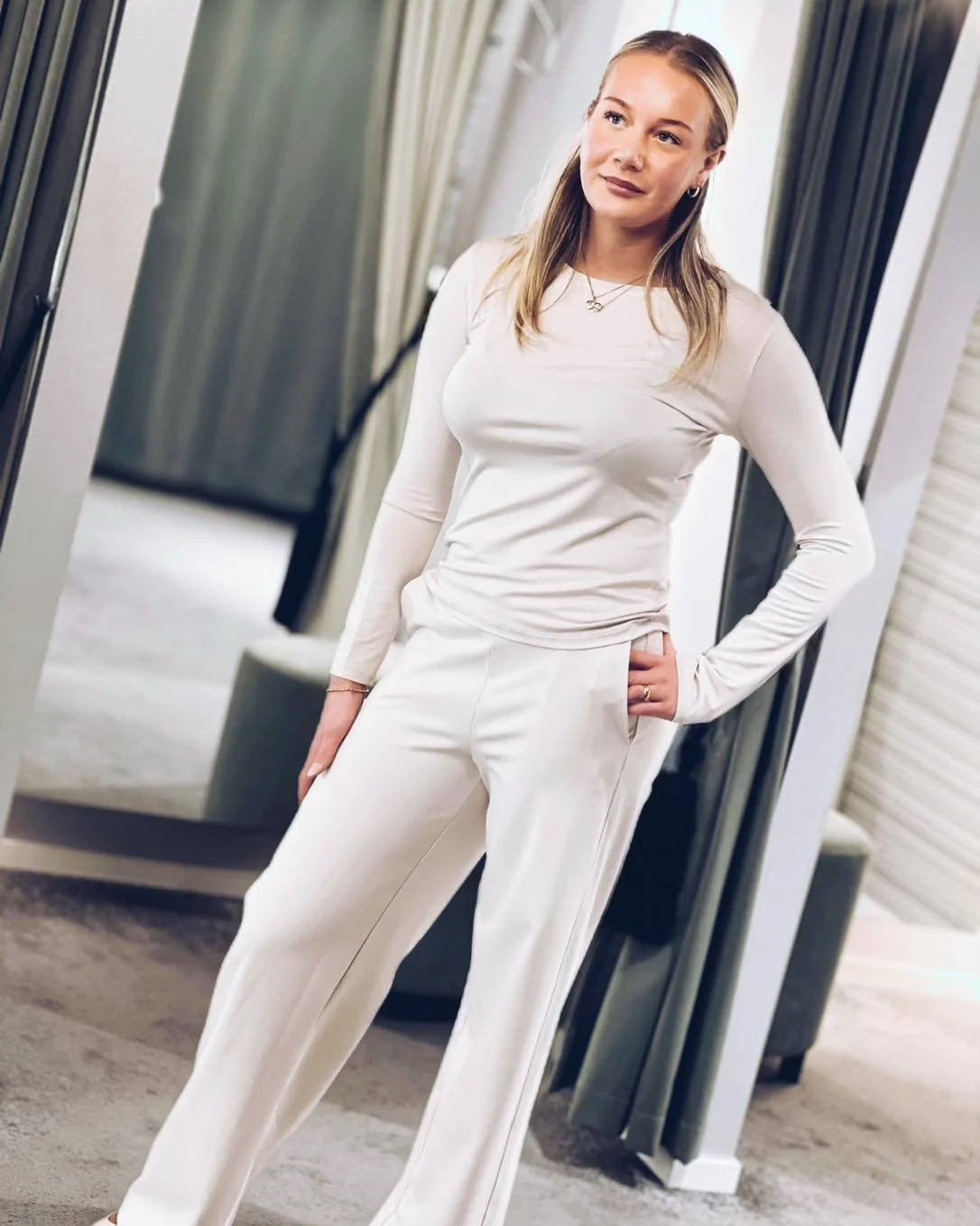 Ny f&auml;rg f&ouml;r v&aring;ren elegant beige/gr&aring; ton som passar till allt👌

Residus - fantastiska material i h&auml;rligt avslappnad passform, har du inte provat s&aring; g&ouml;r det. Nu &auml;r butiken p&aring;fylld med de b&auml;sta mode