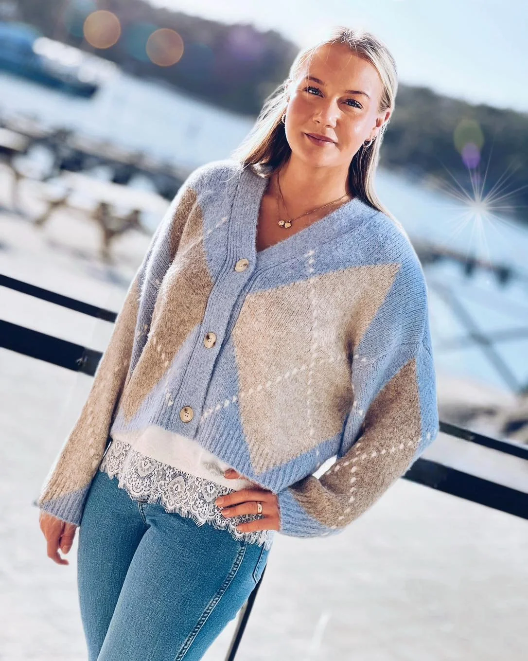 Bl&aring;tt &auml;r en stor f&auml;rg i v&aring;r 🌤️
H&auml;r mjuk kofta 999:- @noella
Till ljusa jeans 999:- wrangler

V&auml;lkomna! 🌸🌿