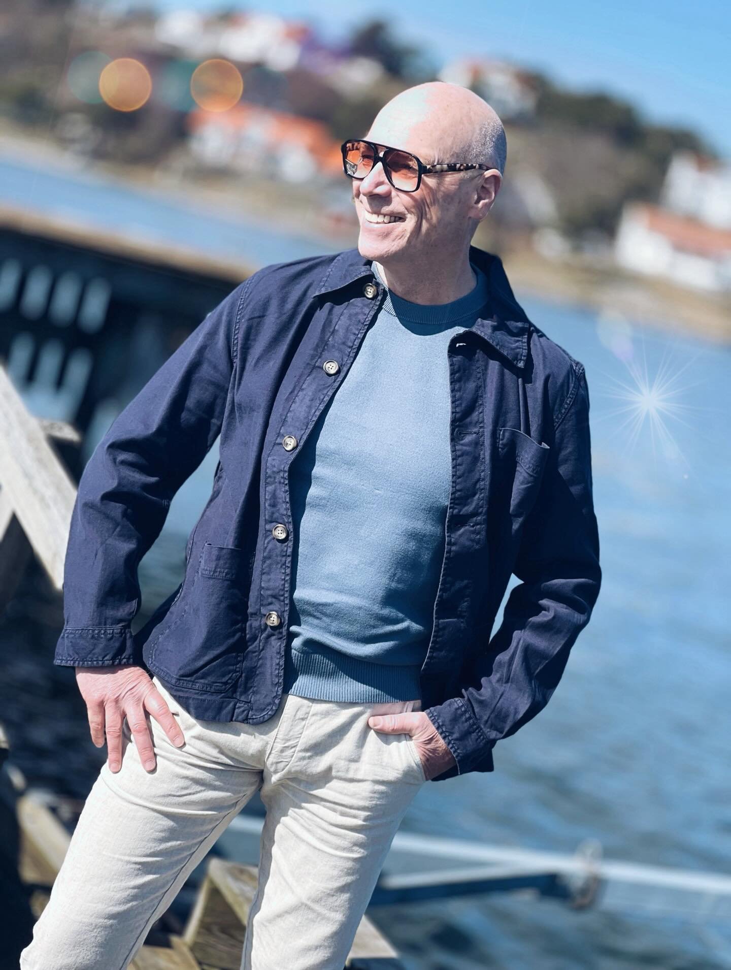 V&aring;rnyheter fr&aring;n @gant ligger p&aring; hyllorna i butiken!
Kom in s&aring; hj&auml;lper vi er ☀️

H&auml;r en oversized shirt att ha over T-shirt eller tr&ouml;ja.👌
Byxor fr&aring;n @meyerhosen och solglas&ouml;gonen i unisex variant fr&a