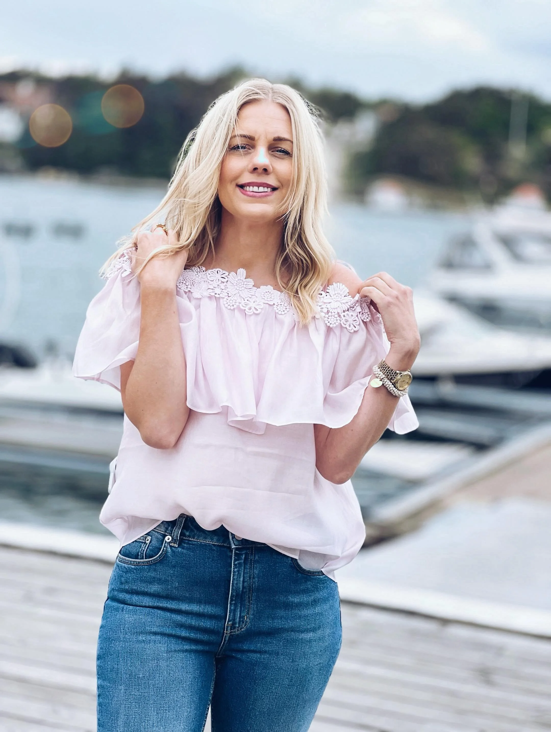 Somrig Singoalla topp fr&aring;n @cphmuseofficial 
till nya favorit jeansen fr&aring;n @filippa_k 

Kom in i butiken s&aring; hj&auml;lper vi dig! 🌸🌿
