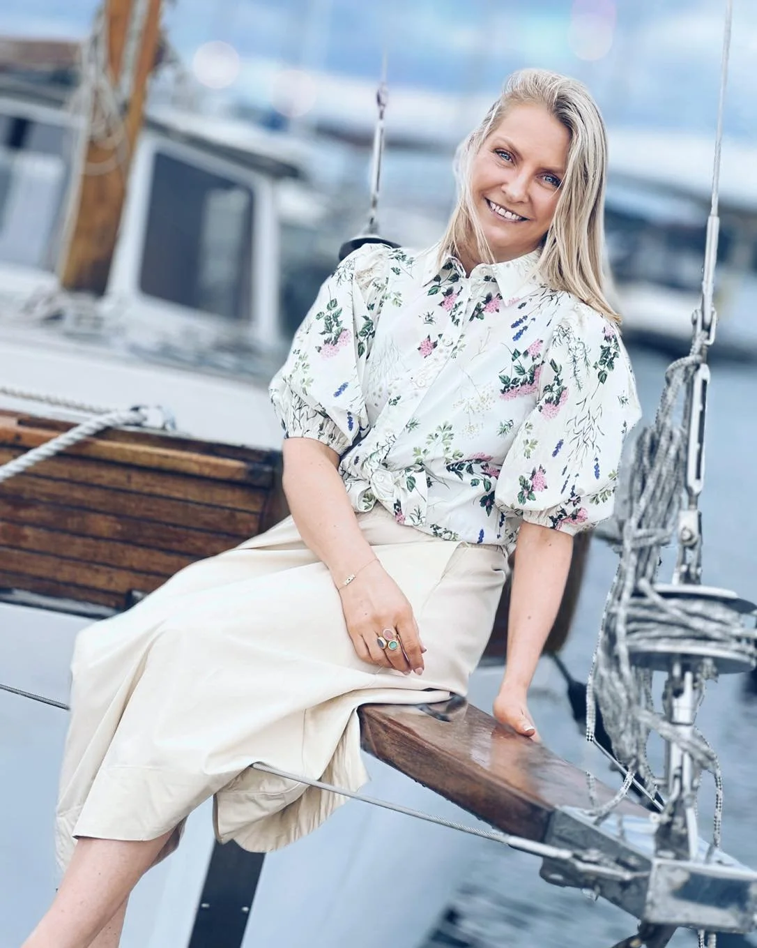 Sommarblus 599:- sisterspointofficial
till kjol 1099:- MossCopenhagen 
Smycken kommer fr&aring;n seveneast

V&auml;lkomna in till oss! 💦🌸

Vi tackar &rdquo;Doris&rdquo; ⚓️ Stenungstorg f&ouml;r trevligt samarbete!