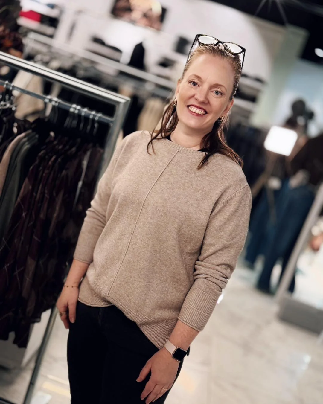 H&auml;rliga h&ouml;st kl&auml;der 🍂🍎

Marie har en tr&ouml;ja i mjuk Viscose blandning 499:- 
Till jeans fr&aring;n Wrangler 999:- 

Ingvill har p&aring; sig kjol 1499:- fr&aring;n Gossia och kort jacka 899:- fr&aring;n Sisterspoint 

&Ouml;ppet i