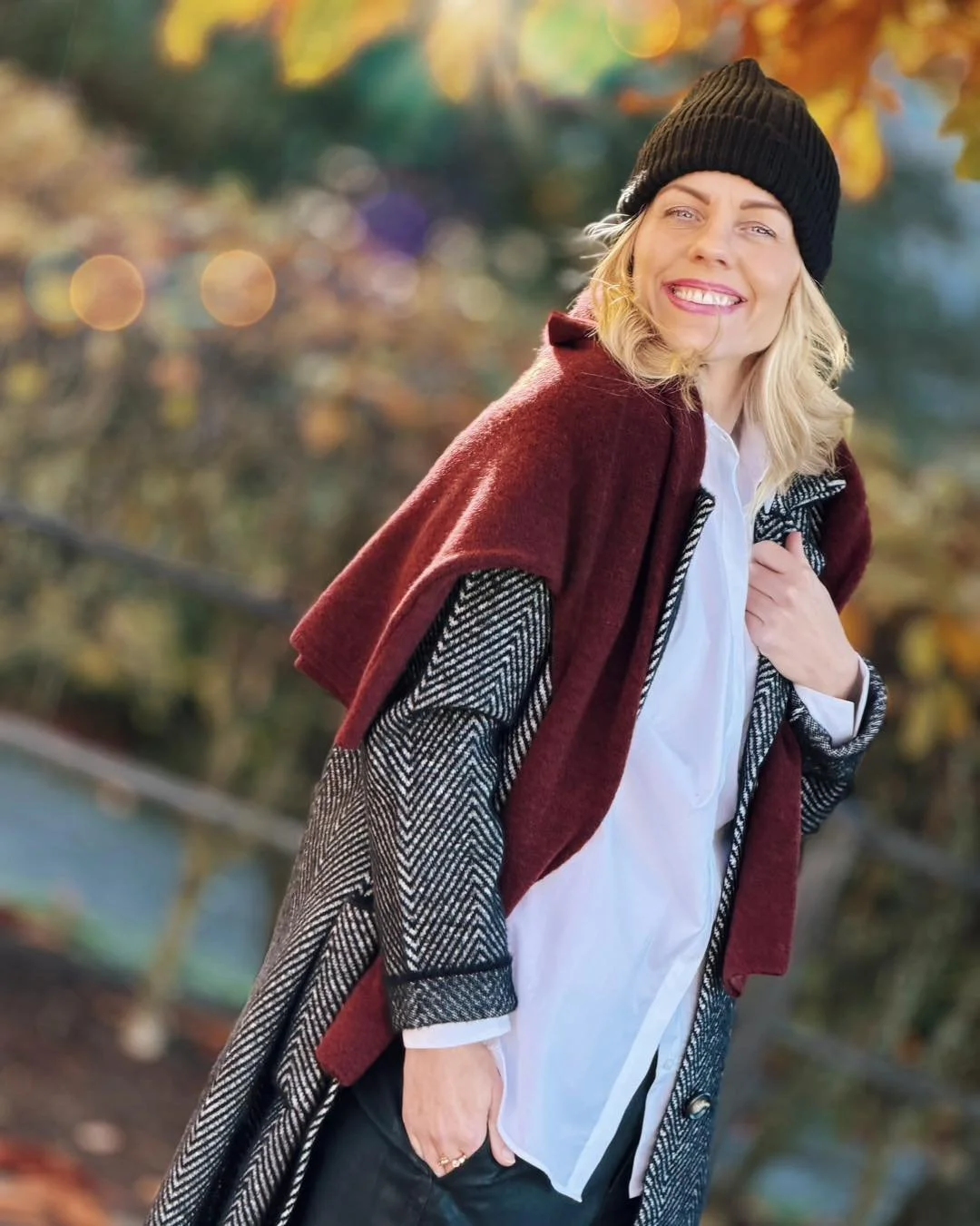 S&ouml;ndags&ouml;ppet 11-16
V&auml;lkomna! ✨🍂🍎

Snygg h&ouml;stoutfit 
Kofta i mjuk viscose blandning M.X.O 
Byxa med lite blankare &rdquo;vax&rdquo; k&auml;nsla fr&aring;n MosMosh s&aring; &auml;ven vita skjortan. 
Tr&ouml;ja &ouml;ver axlarna &a