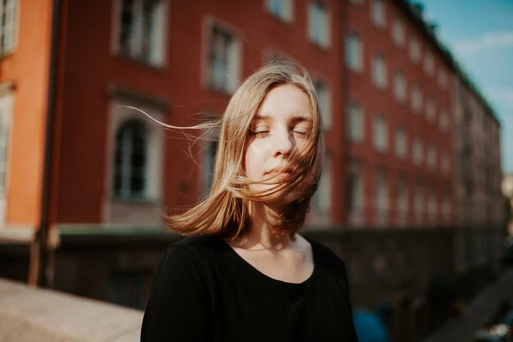 Porträtt av kvinna i naturligt ljus i Stockholm