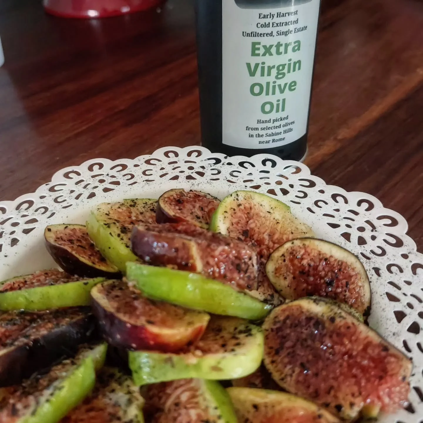 Buon Ferragosto a tutti!!!

Here's a quick, healthy, and delicious recipe for you, perfect for these crazy hot summer days: fresh figs in evoo.

Slice your fresh figs and arrange them on a plate. Sprinkle with a quality salt (we use black salt from C
