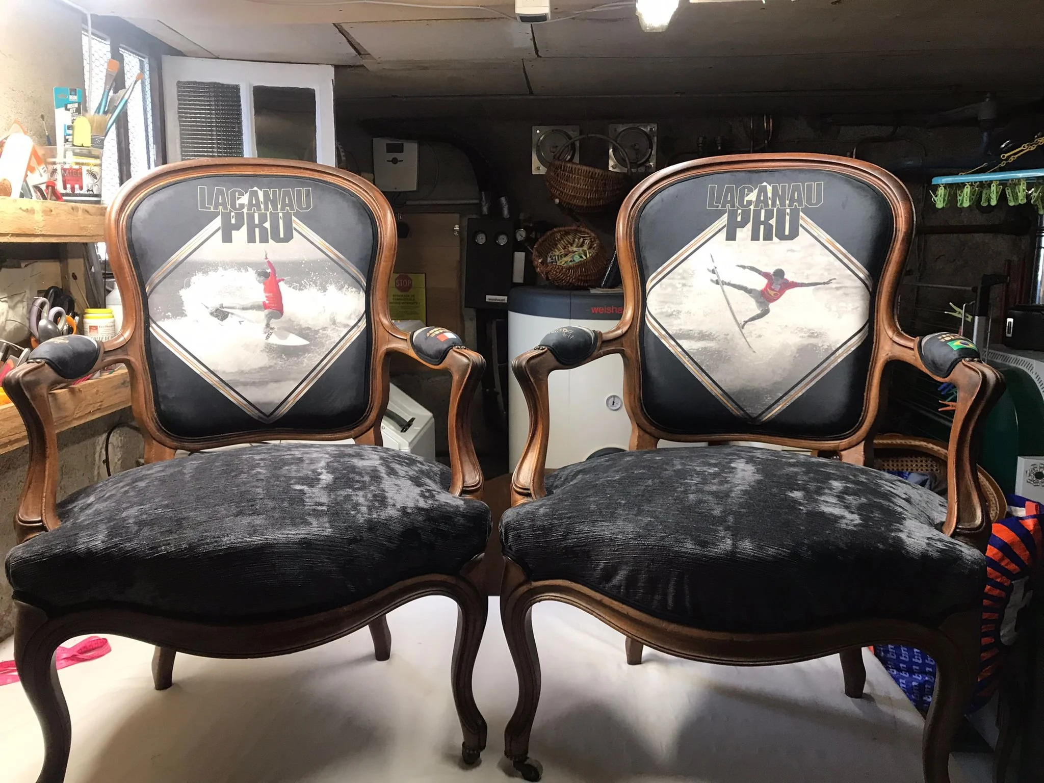 Les fauteuils avec dossier, accoudoirs et dos recouverts du tissu du client. Velours sur l'assise.