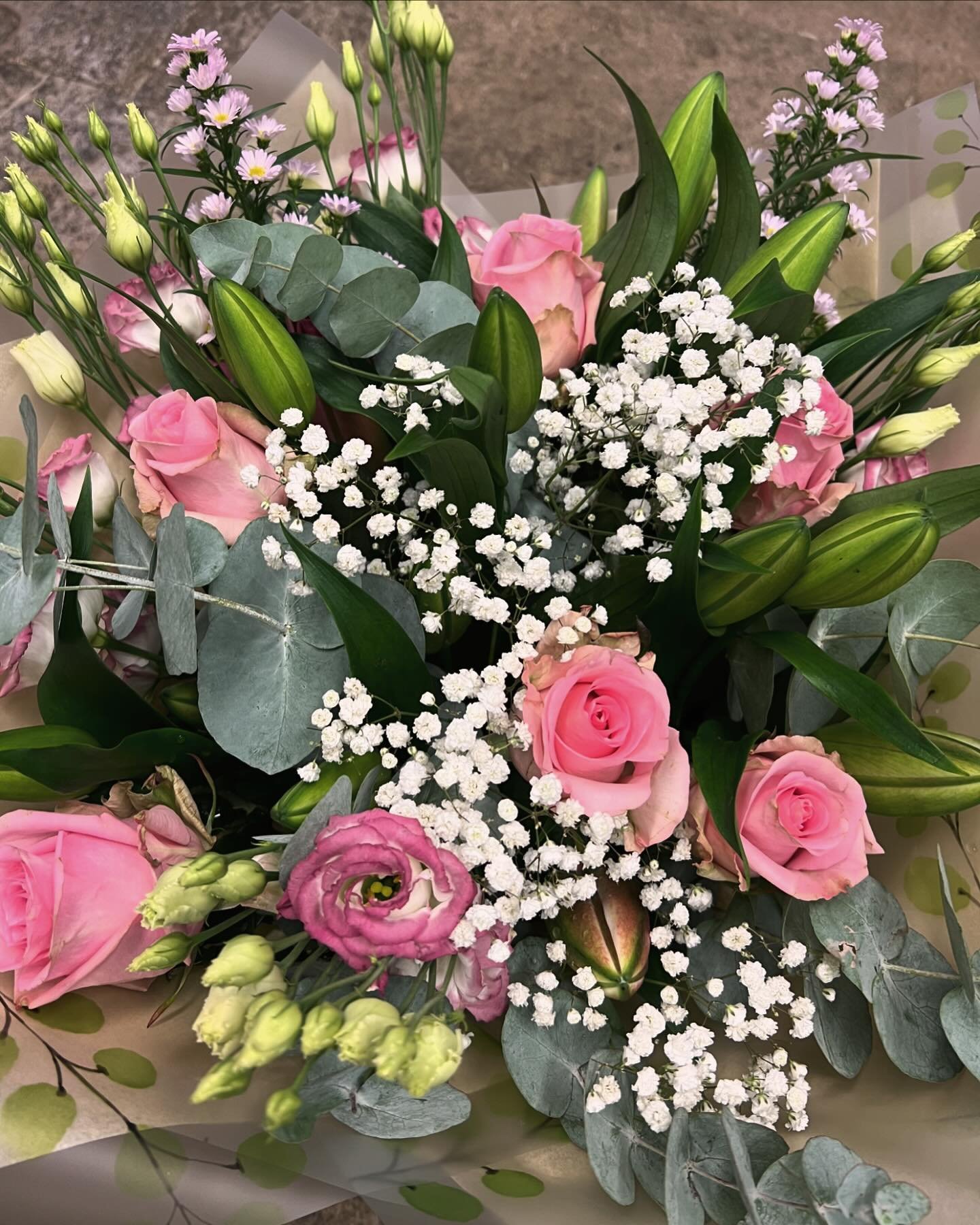 Lily and rose from our website🩷 large size shown in photo!
&bull;
&bull;
#thesteyningflorist #florist #sussexflorist #flowers #floristry #steyning #plants #flower_daily #floristsofinstagram #bouquet #sussex #westsussex #smallbusiness #steyninghighst