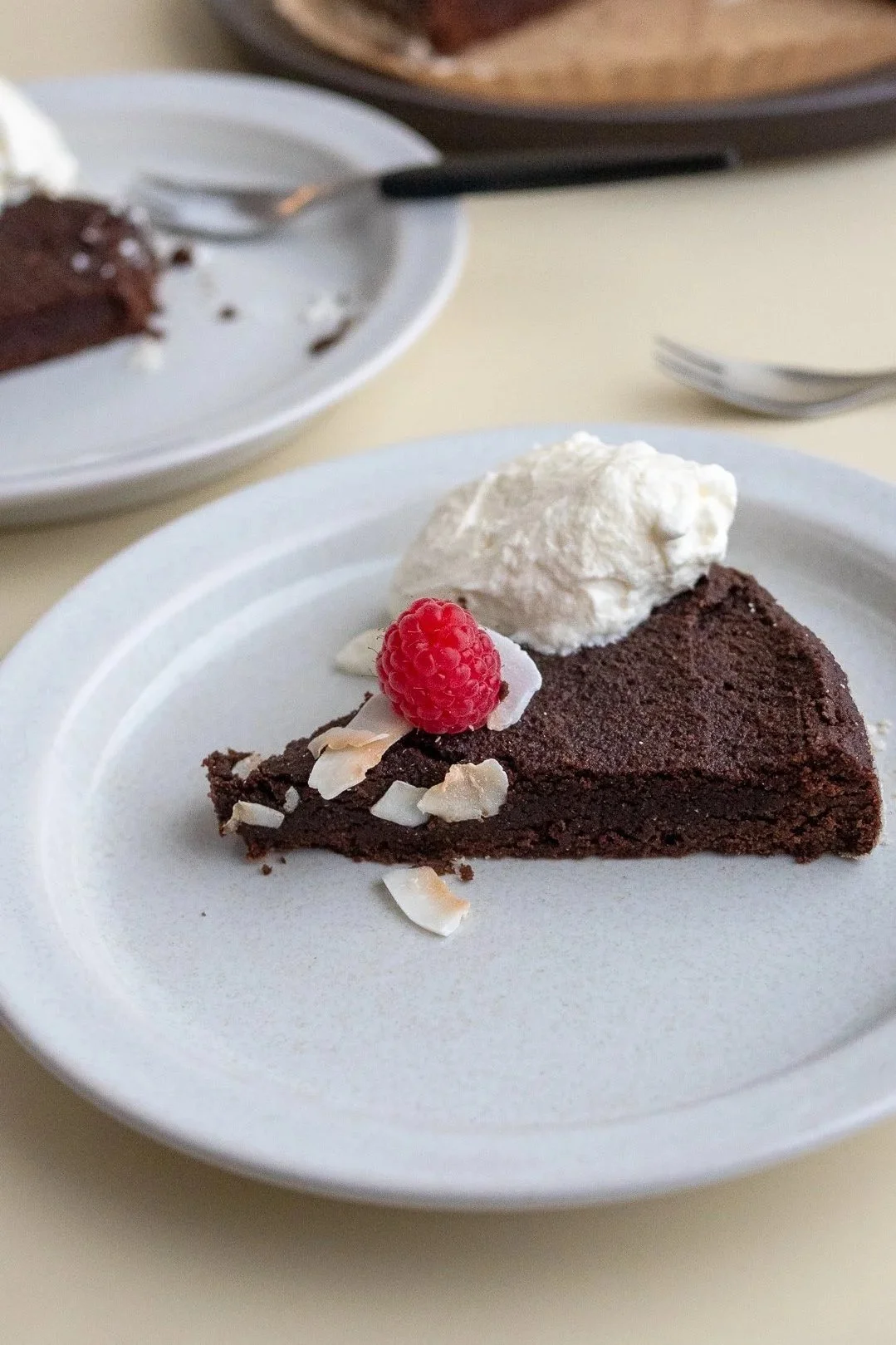 glutenfri kladdkaka gjord på kokosmjöl