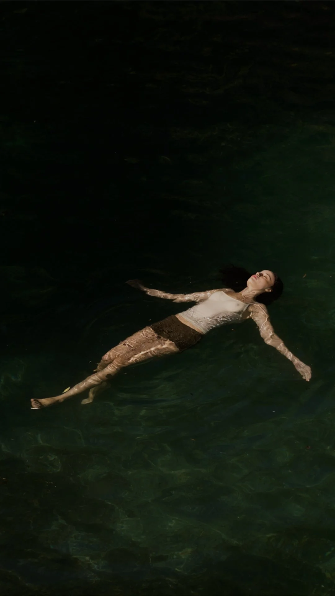 YASMINE_FLOATING_s10.jpg