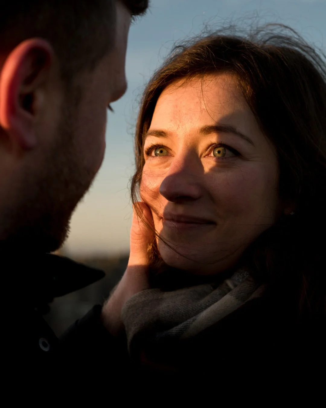 Edinburgh at sunrise is quiet, golden, and perfect. 💛

I met up with M+R while the city was still yawning awake &mdash; scarves pulled up high against the February chill, and that first band of golden light slowly finding the rooftops. We walked, ch