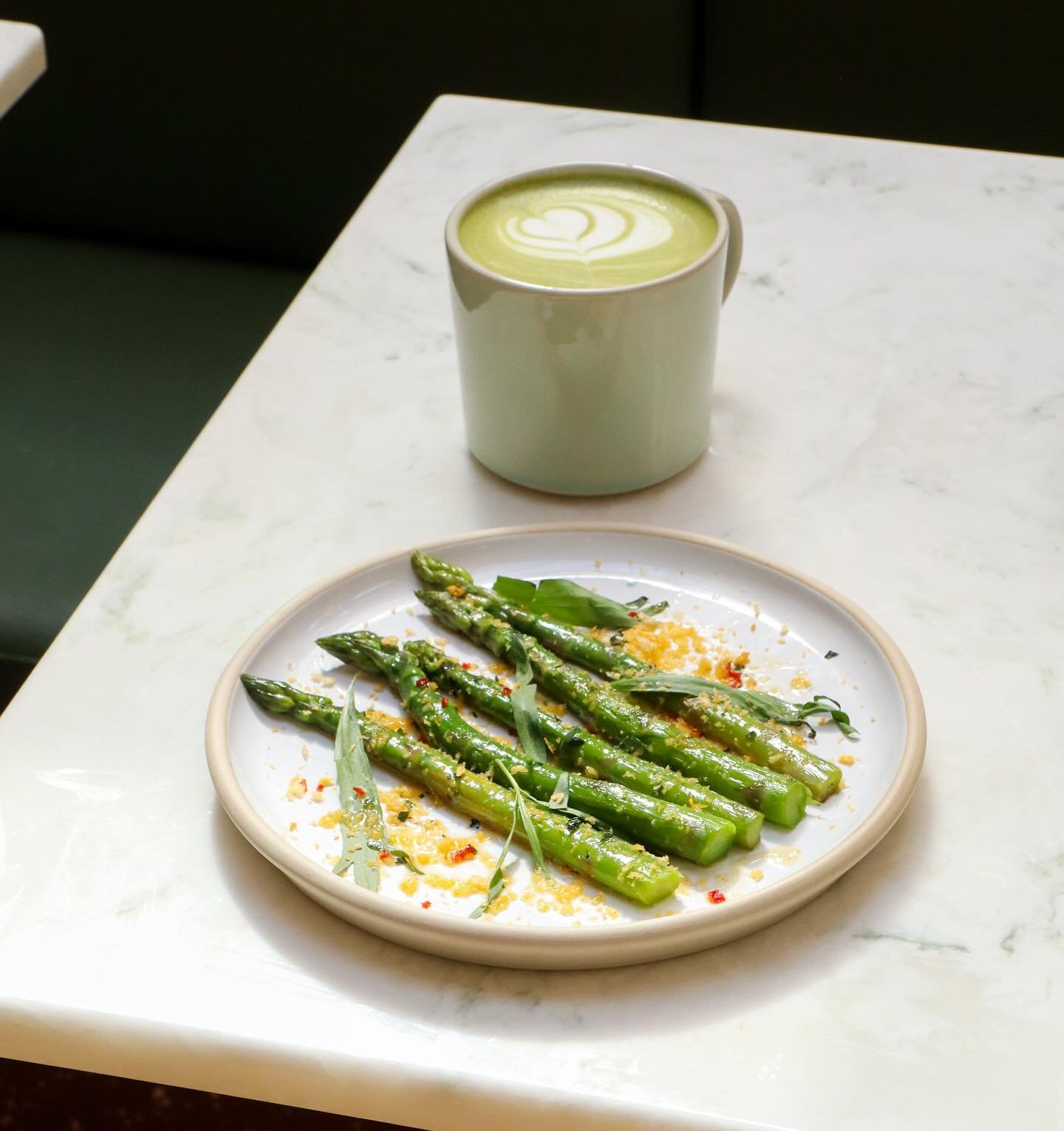 Your new lunch spot in Holborn🍴

Escape the hustle and bustle of central London&rsquo;s streets and find yourself surrounded by beautiful green space in the calm oasis of Lincoln&rsquo;s Inn Fields 🌳 

📸 Asparagus, brown butter, tarragon &amp; pan