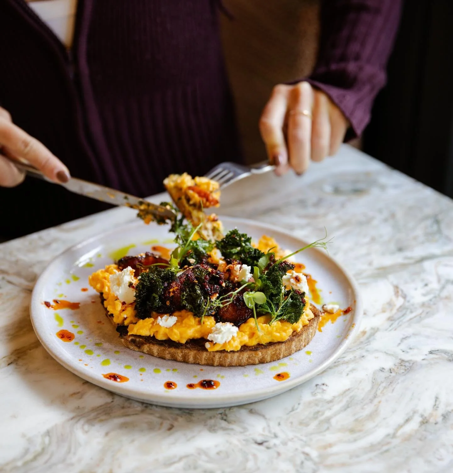 Rainy mornings call for comfort food ☔️

Our chilli scrambled eggs are just the thing for a drizzly day in London&hellip; 🍳🌶️

Packed with protein and full of goodness, with chorizo, crispy kale, feta and a drizzle of chilli oil&hellip; Find a cozy
