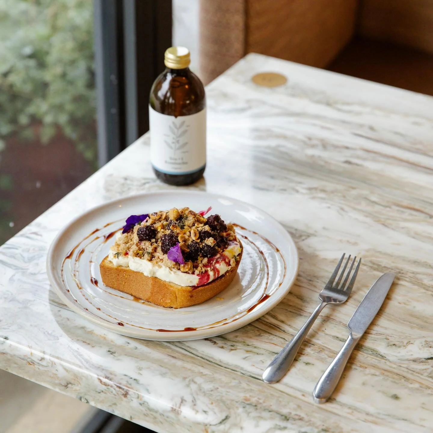 Your Saturday morning sweet fix 🤤

Our brioche toast with whipped vanilla cream, blackberries, lemon, thyme and a crunchy hazelnut crumble 🍋

The perfect accompaniment to your mid-morning coffee ☕️