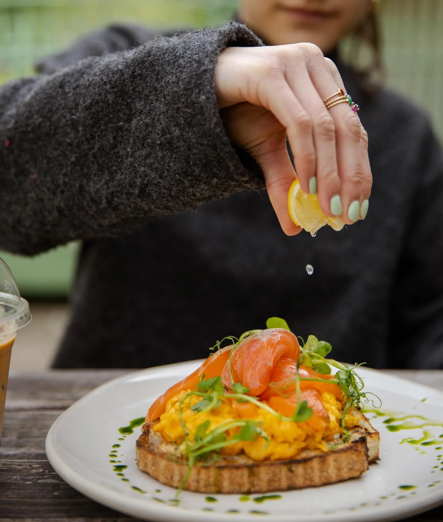 Mornings like this 👌🏼

Soak up the sunshine on the terrace, and tuck into a Pear Tree classic 🍳

Creamy scrambled eggs from @cacklebean_eggs, house-made sourdough and quality smoked salmon from @alfredenderby🍴

📍Lincoln&rsquo;s Inn Fields