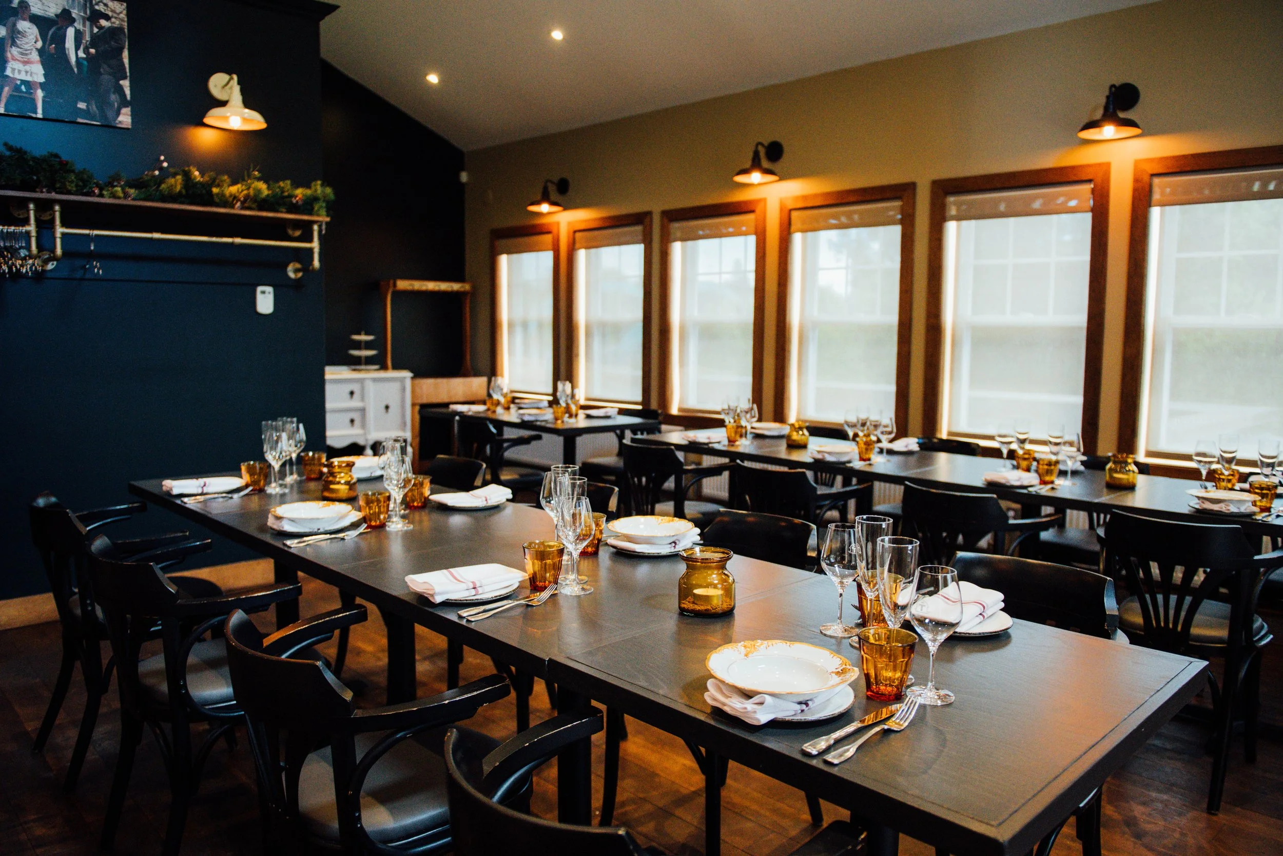 Private Dining room on second floor, 20 - 30 people, by reservation only. Salle à manger privée aux deuxième étage pour 20 à 30 personnes, par réservation seulement.