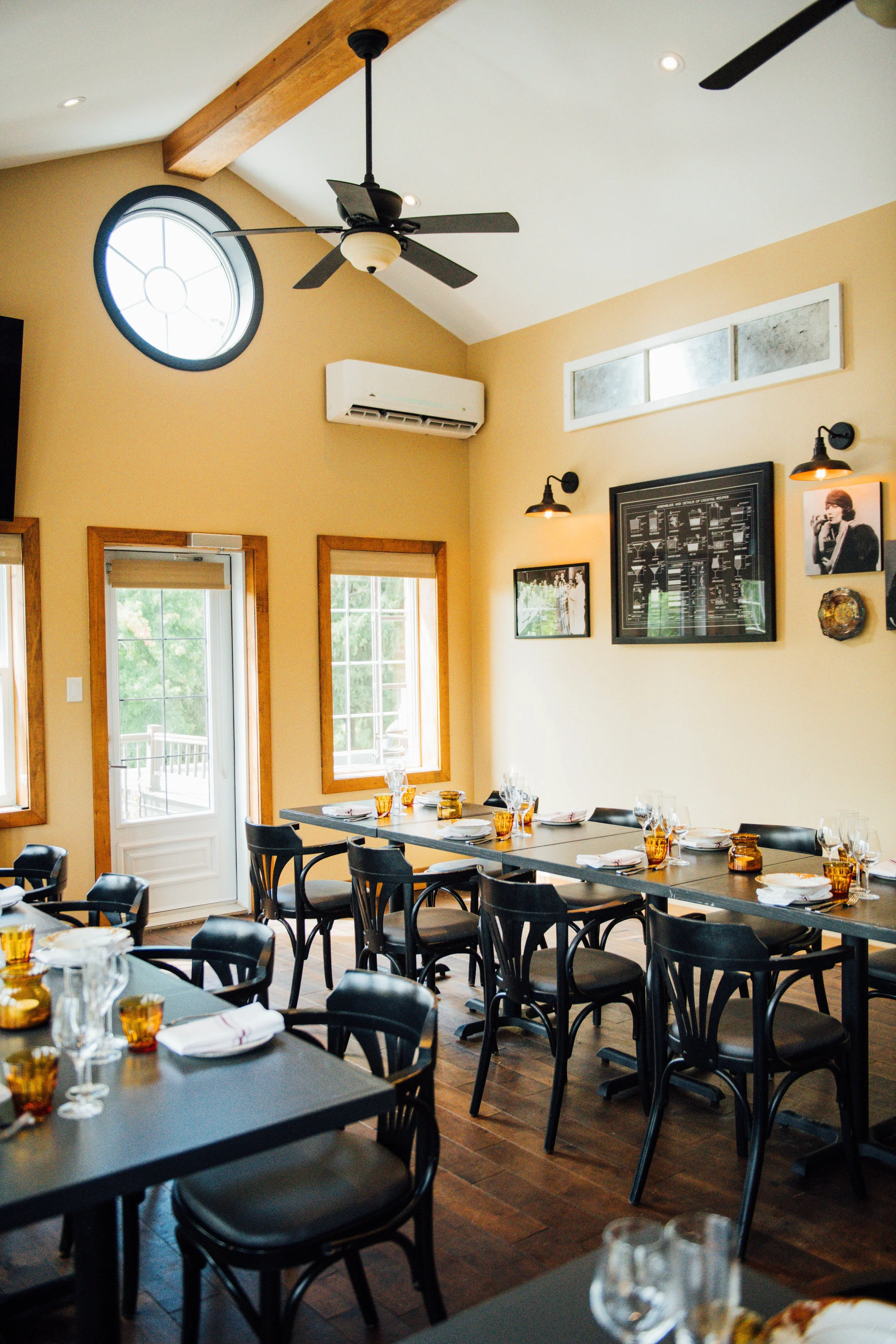 Private Dining room on second floor, 20 - 30 people, by reservation only. Salle à manger privée aux deuxième étage pour 20 à 30 personnes, par réservation seulement.