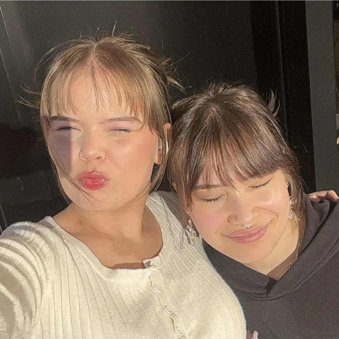 IDA SOFIE & ELIZABETE • Ida Sofie og Elizabete er jevnaldrende sangere som etter noen runder med sceneskrekk begge fant frem til gleden av å synge igjen. De har nydelige, myke stemmer som klinger vakkert sammen. De spiller både samisk musikk, men ogs