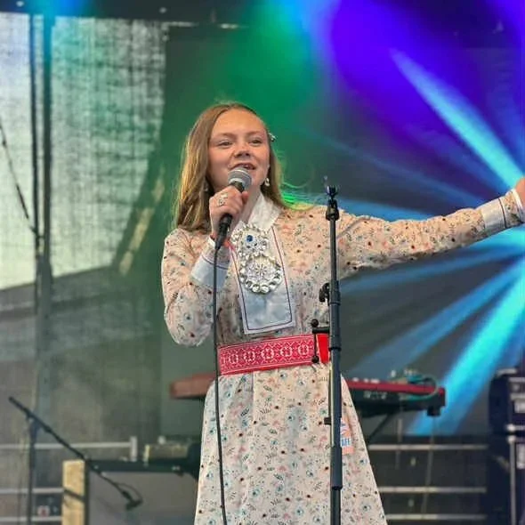 ELLÁ MÁRGE NUTTI • Ellá Márge Nutti er en ung sanger og joiker fra Karesuando, og vi finner henne ofte i pop-lydlandskapet. Ellá Márge sier hennes største musikalske forbilder er Ella Marie Hætta Isaksen og Emil Kárlsen og henter inspirasjon både fra