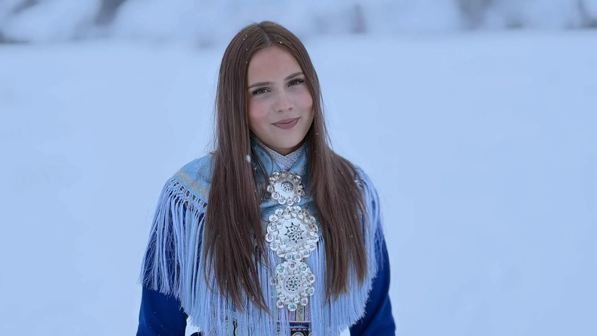 MÁIÁ JULIANNE OSKAL • Máiá Julianne (Oskal Unit-Ánte Ánne Áne Ristiinna Máiá) er fra Sørreisa, har vært sunget i både kor og UKM. Hun er inspirert av Emil Karlsen, Mari Boine og joik. Hun har en luftig, fin og sår stemme. Hun spilte på Lounge Sápmi 6