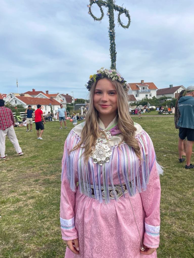 SOFIA MIENNA  • Musikken til Sofia er inspirert av livets store og små øyeblikk og kommer rett fra hjertet. Hun har en egenart i stemmen som ikke mange fra Sápmi har som man finner i krysningspunktet mellom luftig, skarpt, men mykt. Hun skriver dype,