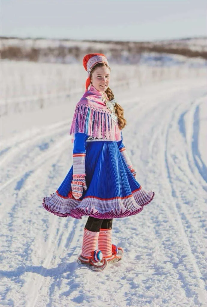 INE BULJO • Ine Buljo er fra Kautokeino, har bakgrunn fra både kor, sanger i Kulturskoleprosjektet Fárus, og Beaivváš sitt teaterstykke «Ædnan» som ble satt opp i 2024. Hun er inspirert av Emil Karlsen, Mari Boine og joik. Hun spilte på Lounge Sápmi 