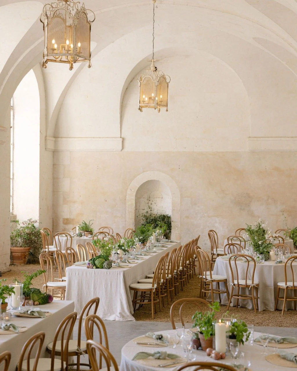 GARDEN TO TABLE

This was a feast rooted in nature 🌿 For S&amp;R's welcome dinner, we drew inspiration from the chateau&rsquo;s own kitchen garden planting. 
Herbs in terracotta pots, which felt like they'd been taken straight from the conservatory,